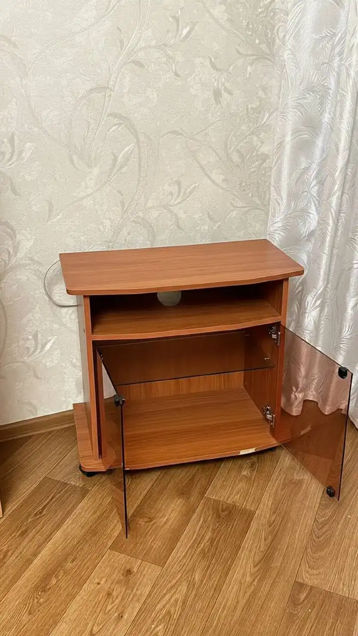 Продажа тумбы под телевизор на колесиках
