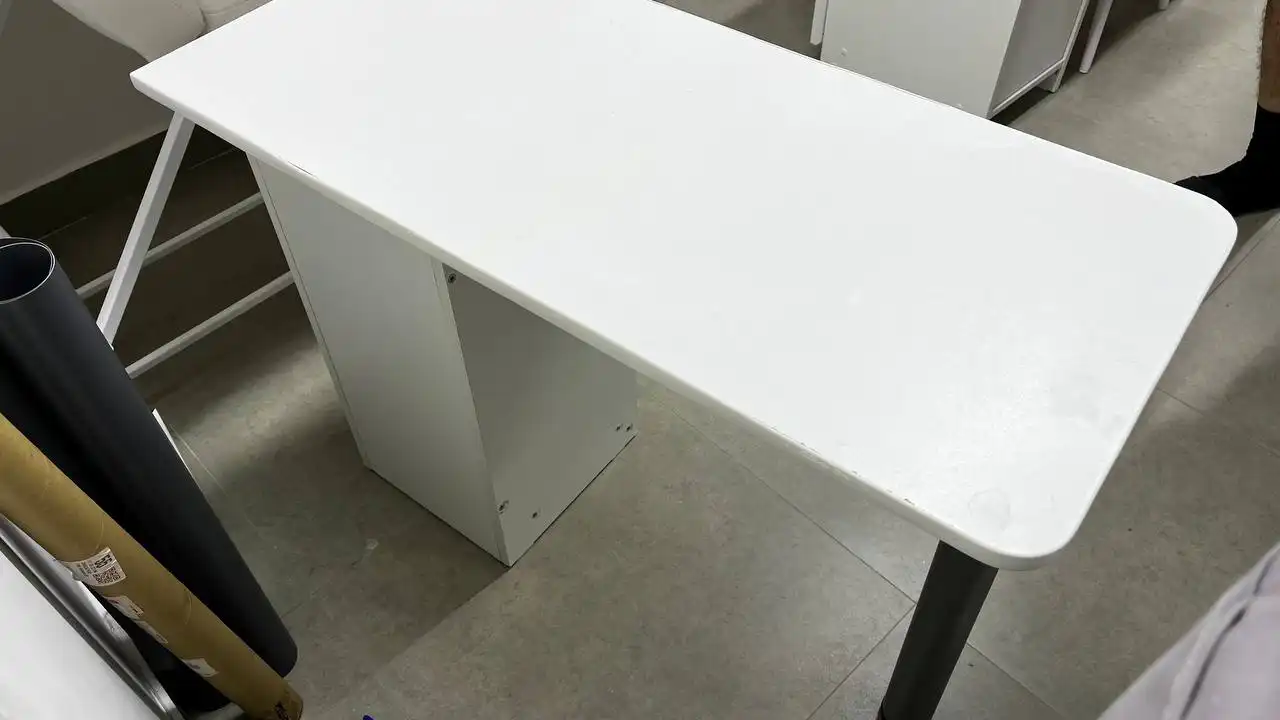 Маникюрный стол