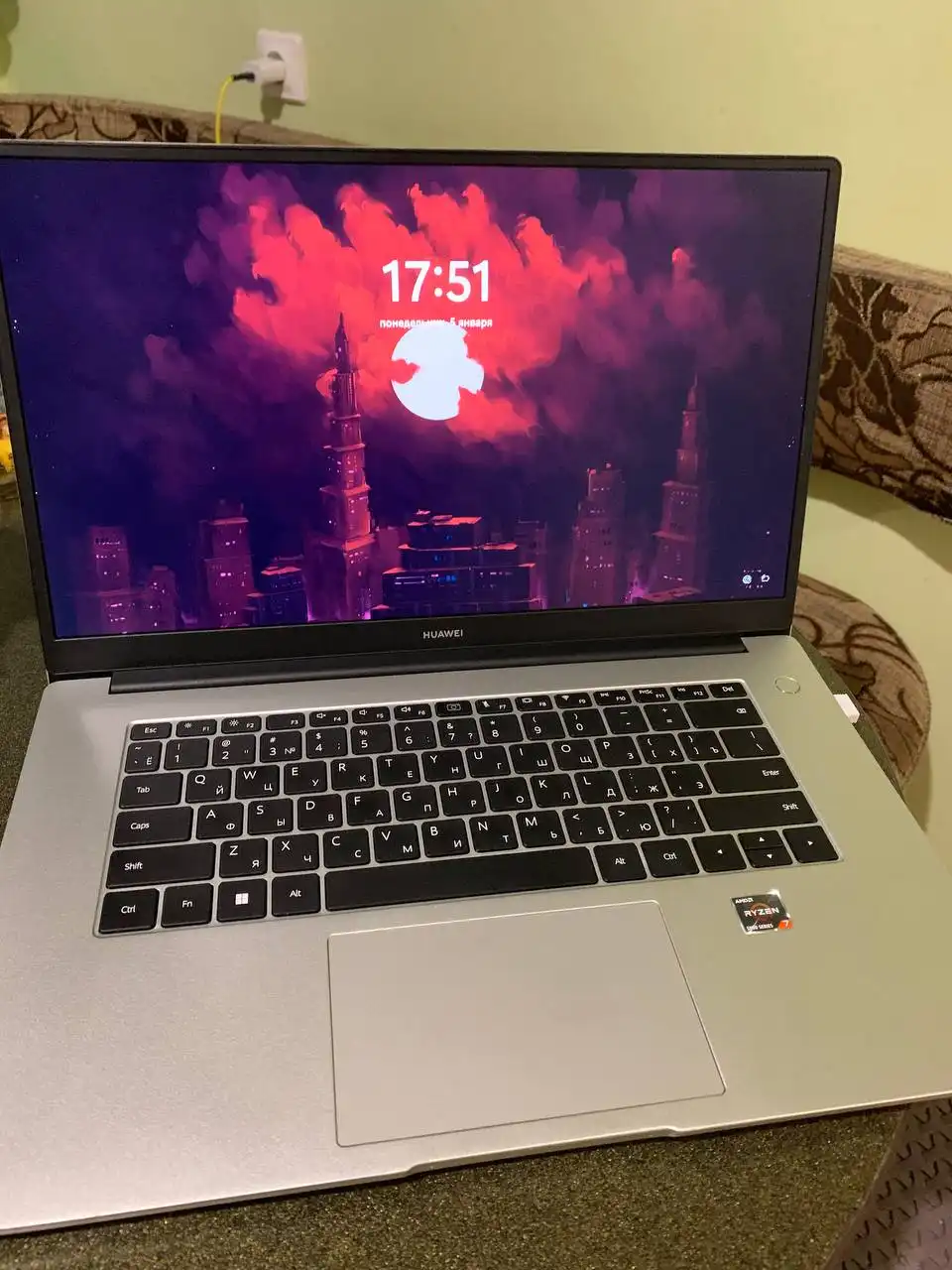 Продам ноутбук HUAWEI в отличном состоянии