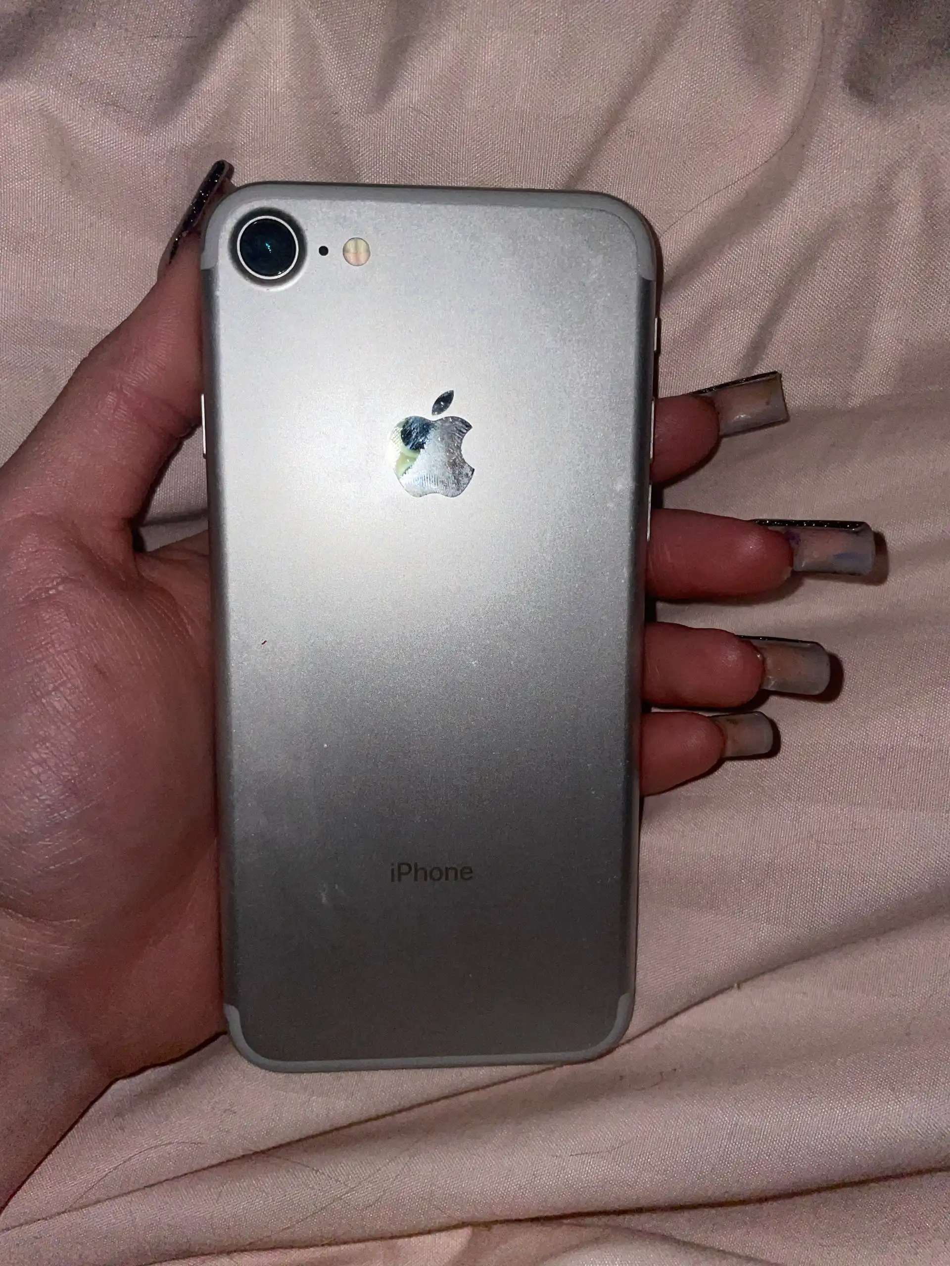 Продажа iPhone 7 серебристого цвета - Смартфоны (Электроника) в Уфа