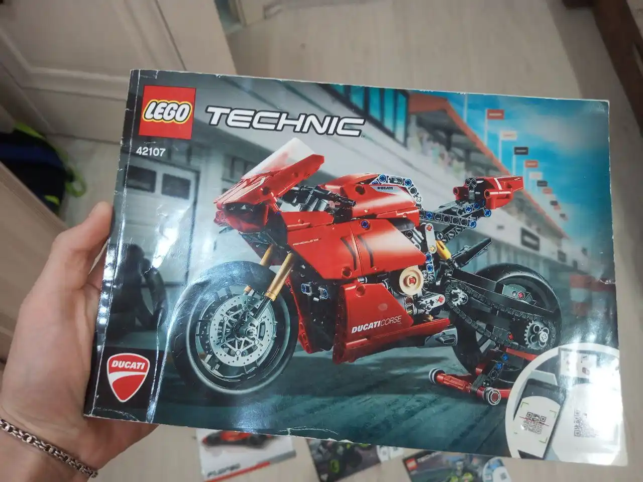 Продам конструктор с оригинальными деталями и комиксами