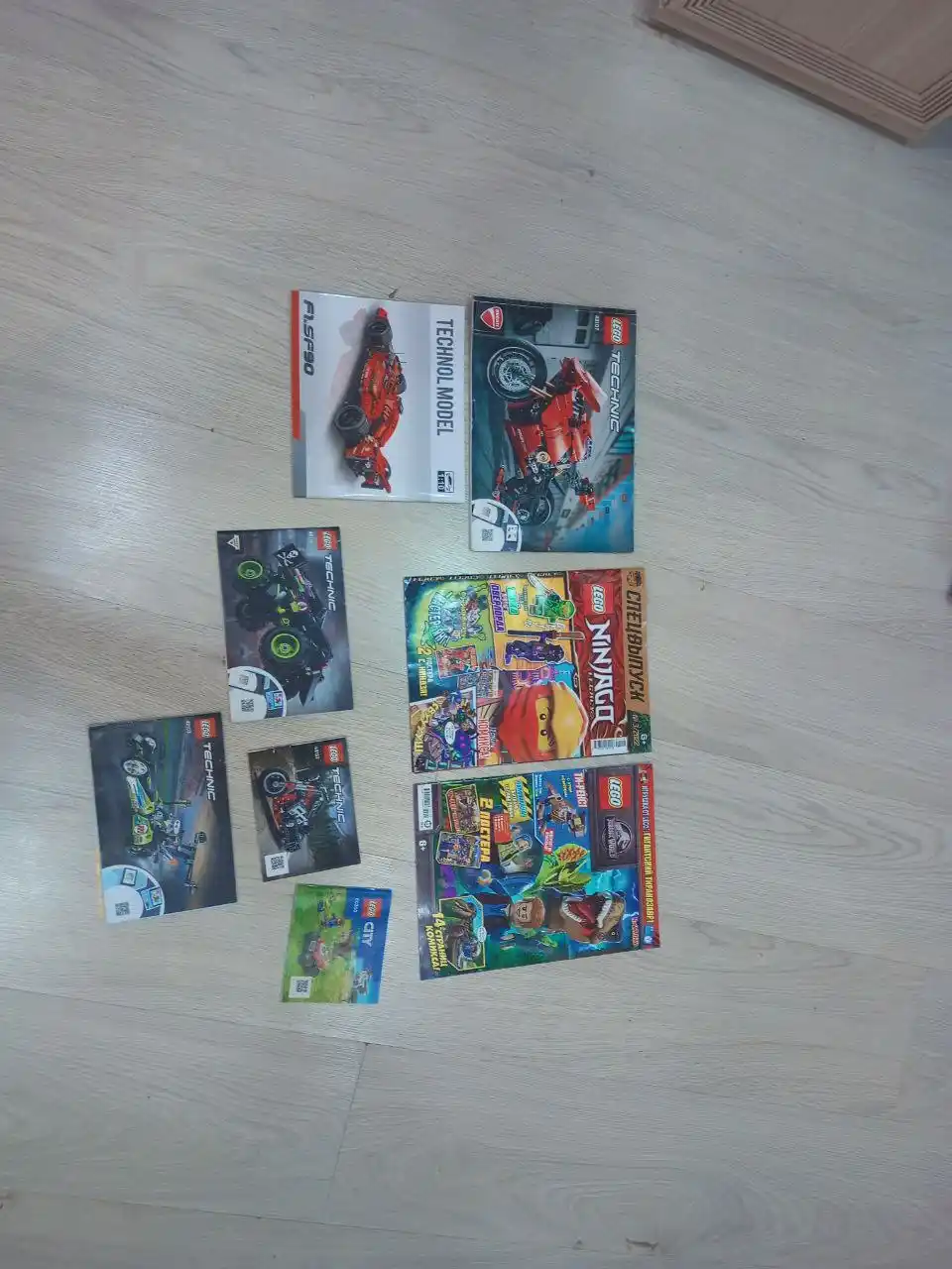 Продам конструктор с оригинальными деталями и комиксами