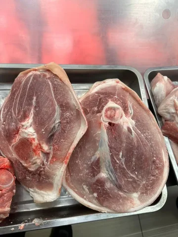 Свиная лопатка на кости с доставкой по Тюмени - Холодильники в Тюмень