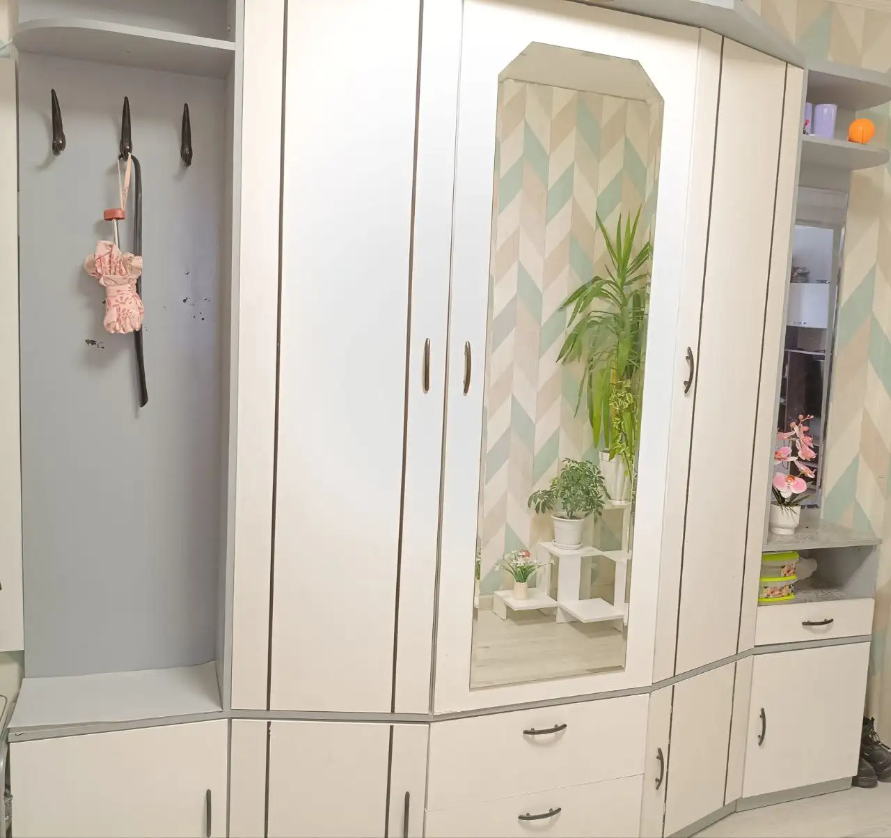 Продам шкаф в прихожую - Мебель (Для дома и дачи) в Тюмень