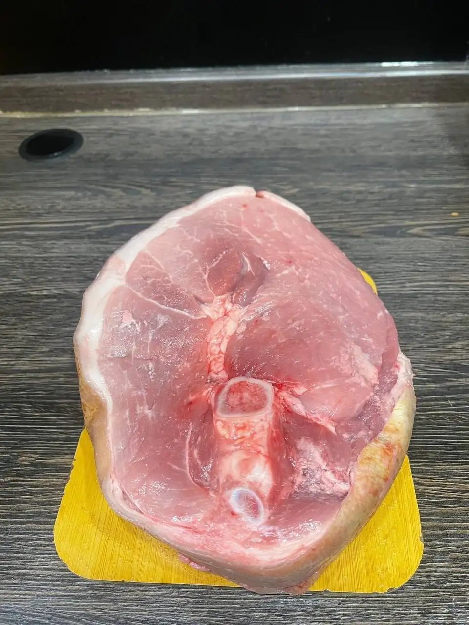 Свиной окорок на кости с доставкой по Тюмени - Продукты питания (Барахолка) в Тюмень