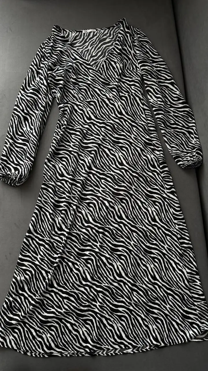 Новое платье Sinsay с принтом «зебра» - Платья (Одежда) в Тюмень