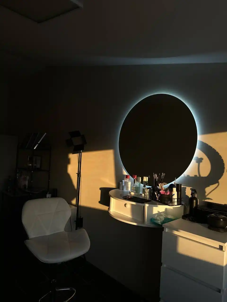 Продам зеркало настенное с подсветкой