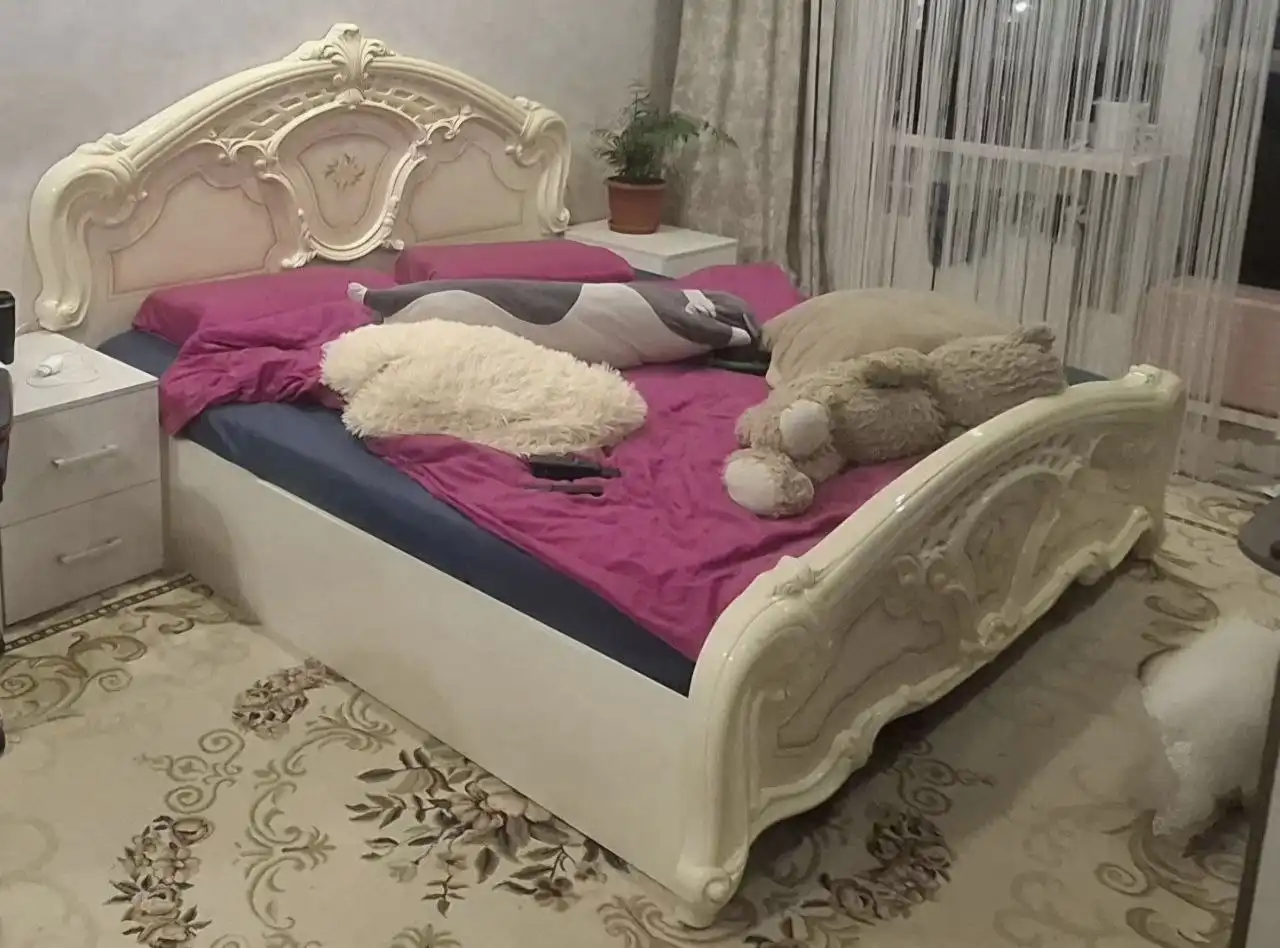 Продам двухспальную кровать с матрасом