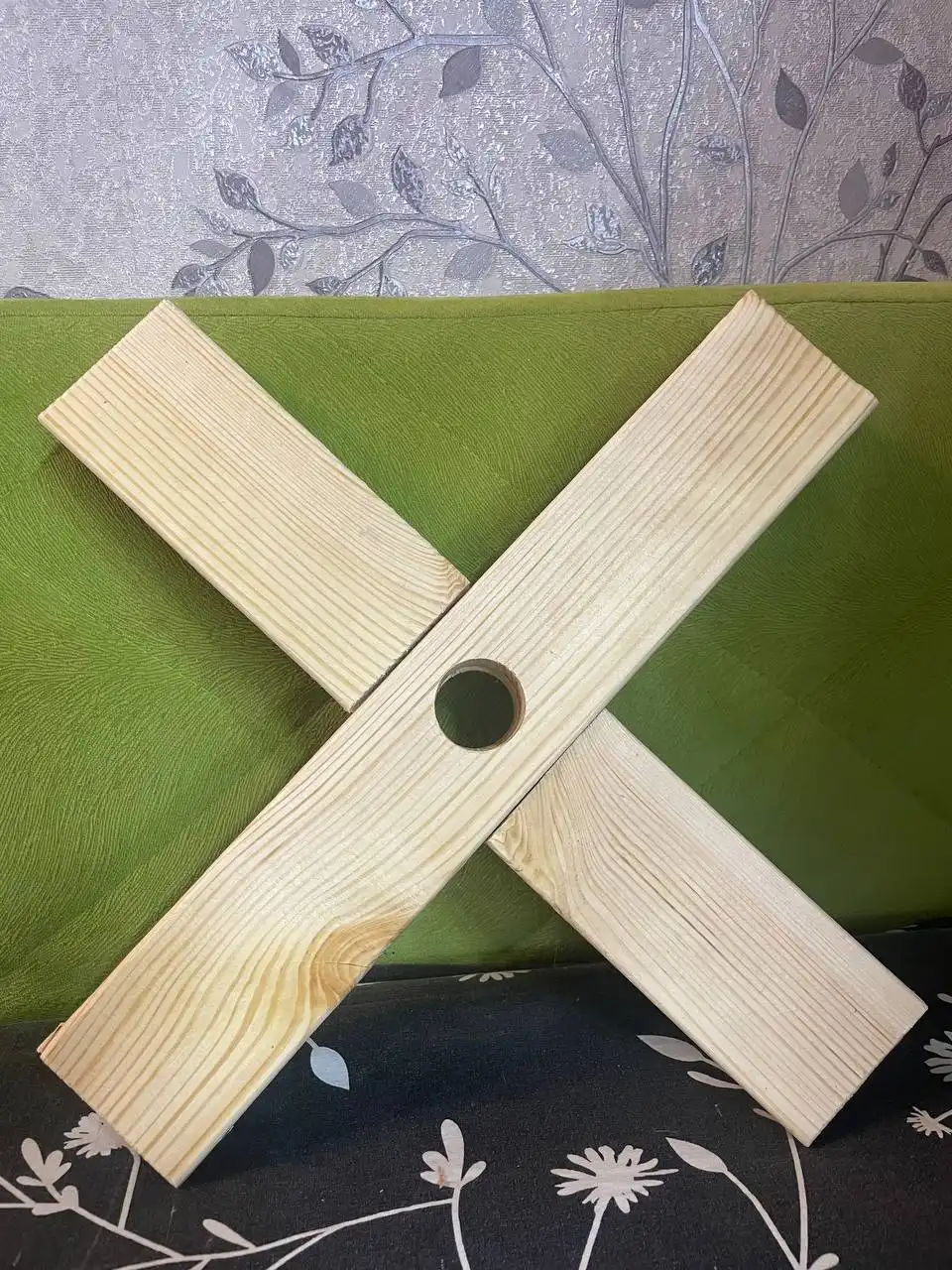 Продам новую крестовину для елки диаметром 35 мм