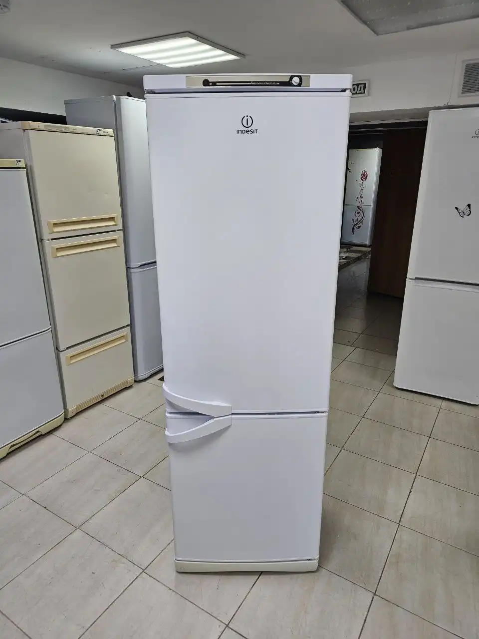 Холодильник Indesit высотой 185 см