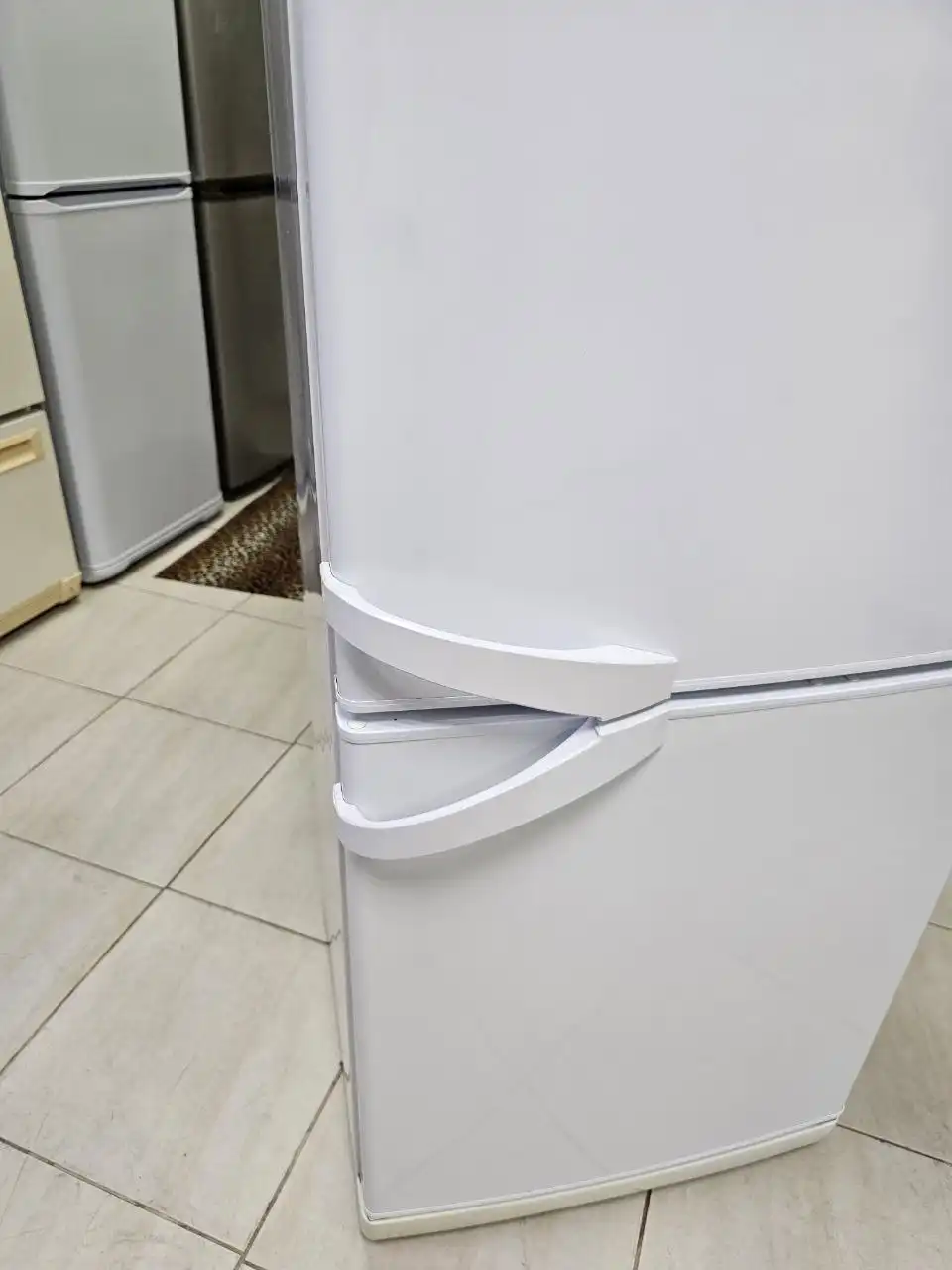 Холодильник Indesit высотой 185 см