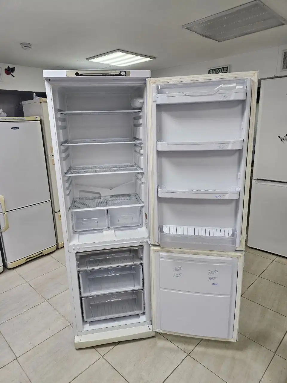 Холодильник Indesit высотой 185 см