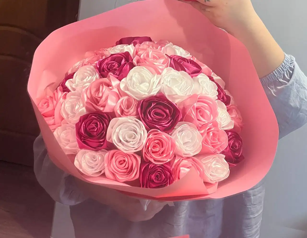 Продам готовый букет из атласных лент 45 роз - Подарки (Барахолка) в Ульяновск