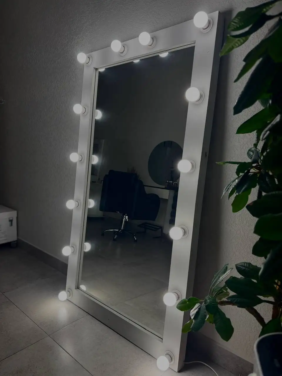 Большое гримерное зеркало с деревянной рамой - Зеркала (Барахолка) в Ульяновск