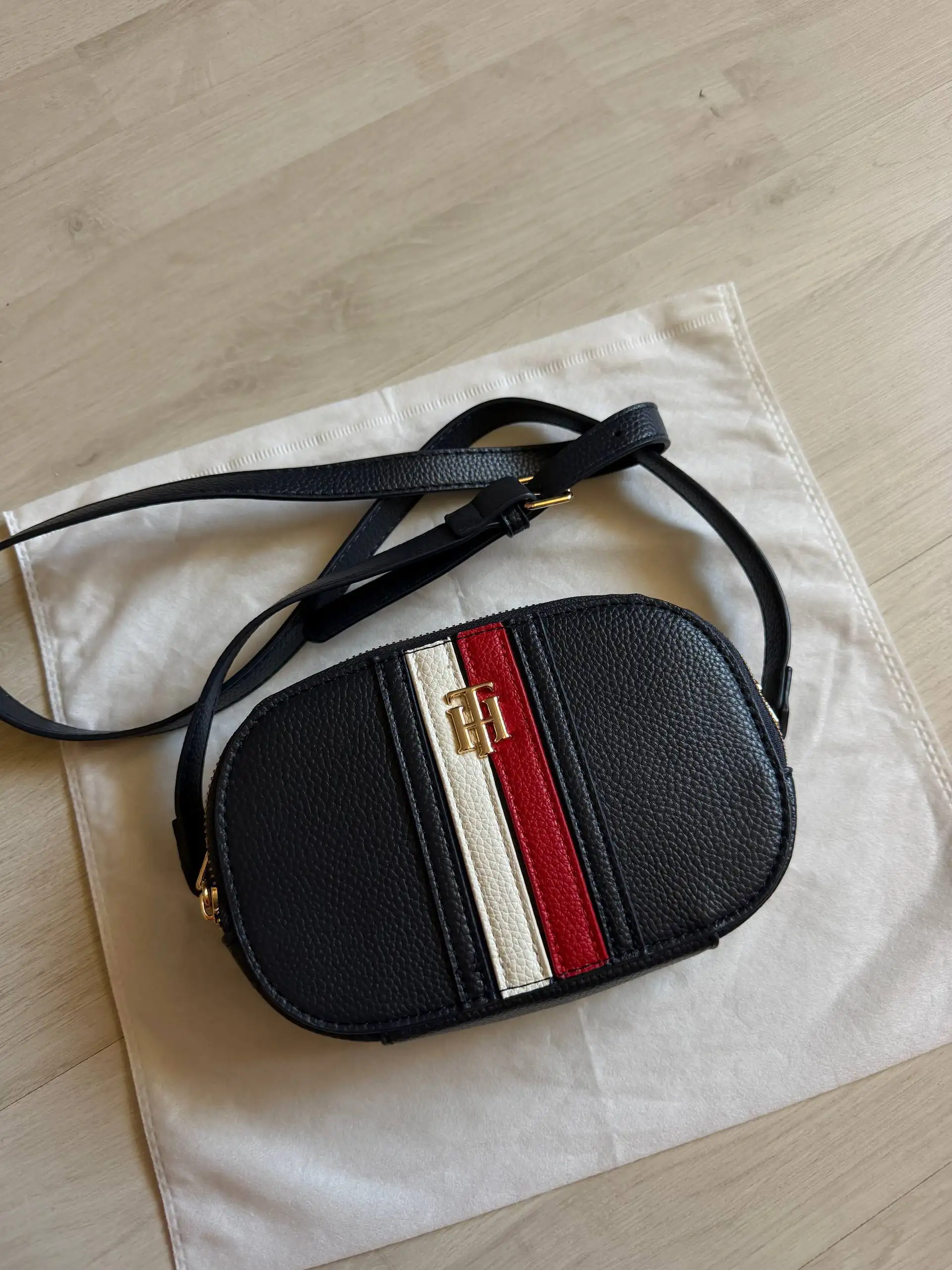 Продам сумку Tommy Hilfiger оригинал - Аксессуары (Одежда) в Екатеринбург