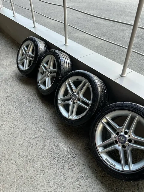 Диски Mercedes-Benz с резиной 17 радиус - Автозапчасти в Екатеринбург