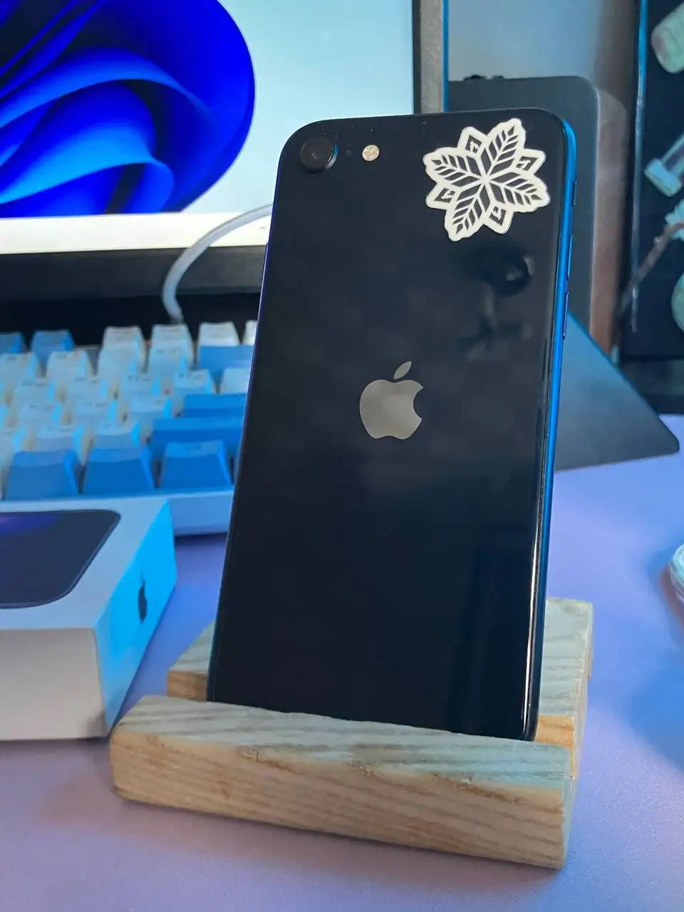 iPhone SE 3 поколения 2022 64GB Чёрный - Мобильные телефоны и смартфоны (Электроника) в Екатеринбург