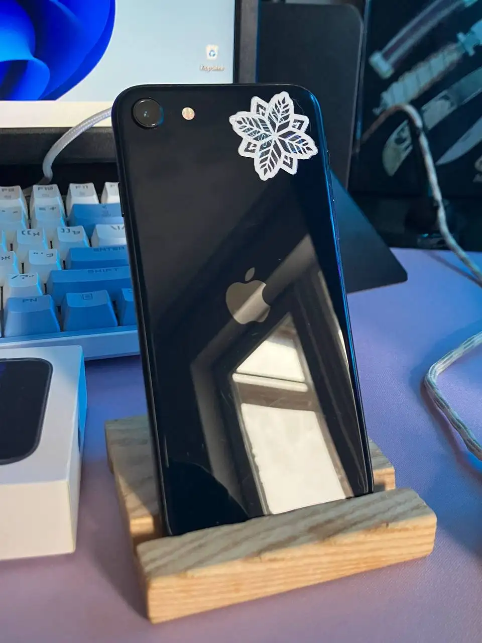 Продаю iPhone SE 3 поколения 64 ГБ черный - Смартфоны и гаджеты (Электроника) в Екатеринбург