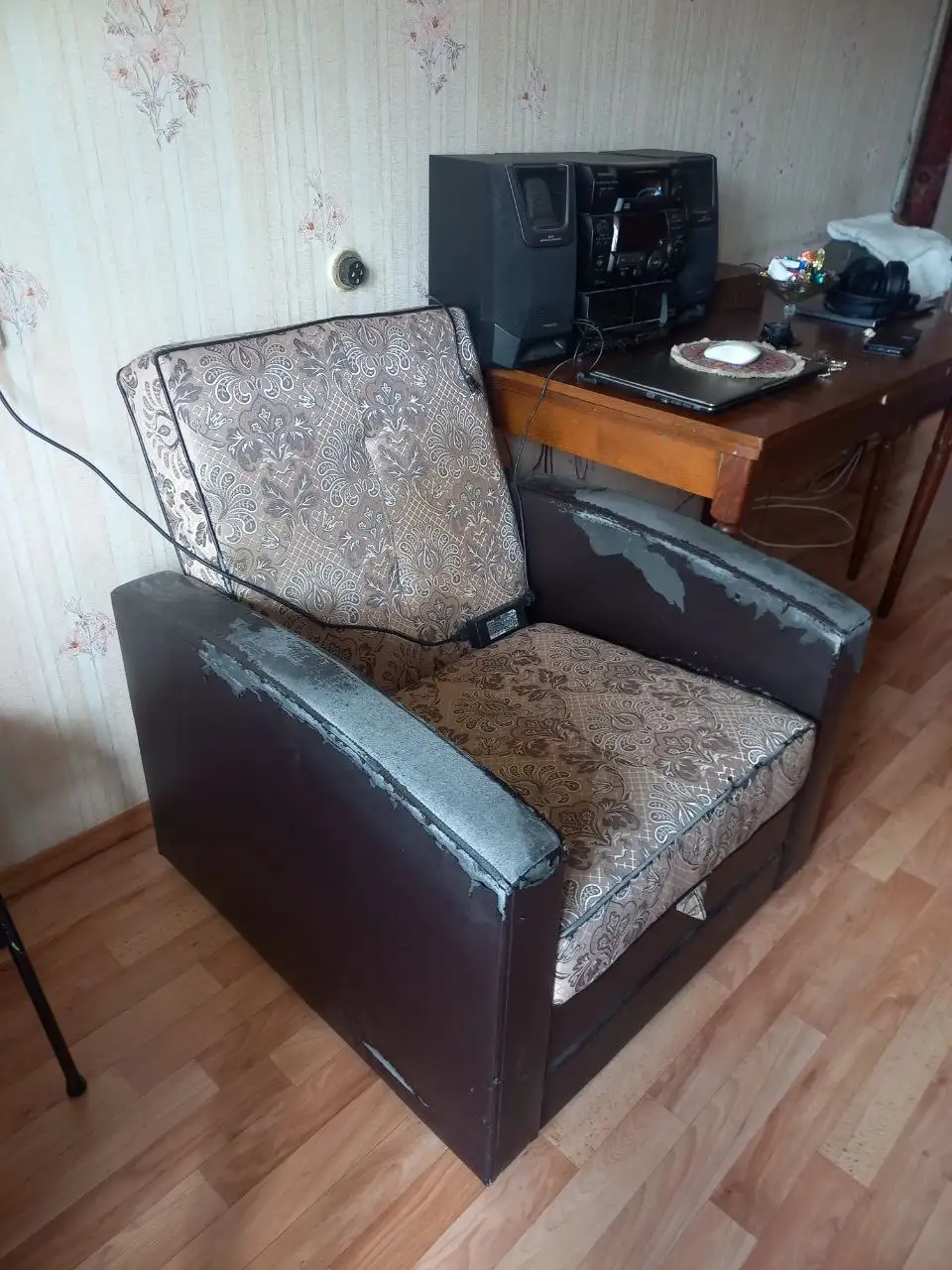 Отдам бесплатно кресло, диван, пуфик - Барахолка в Екатеринбург
