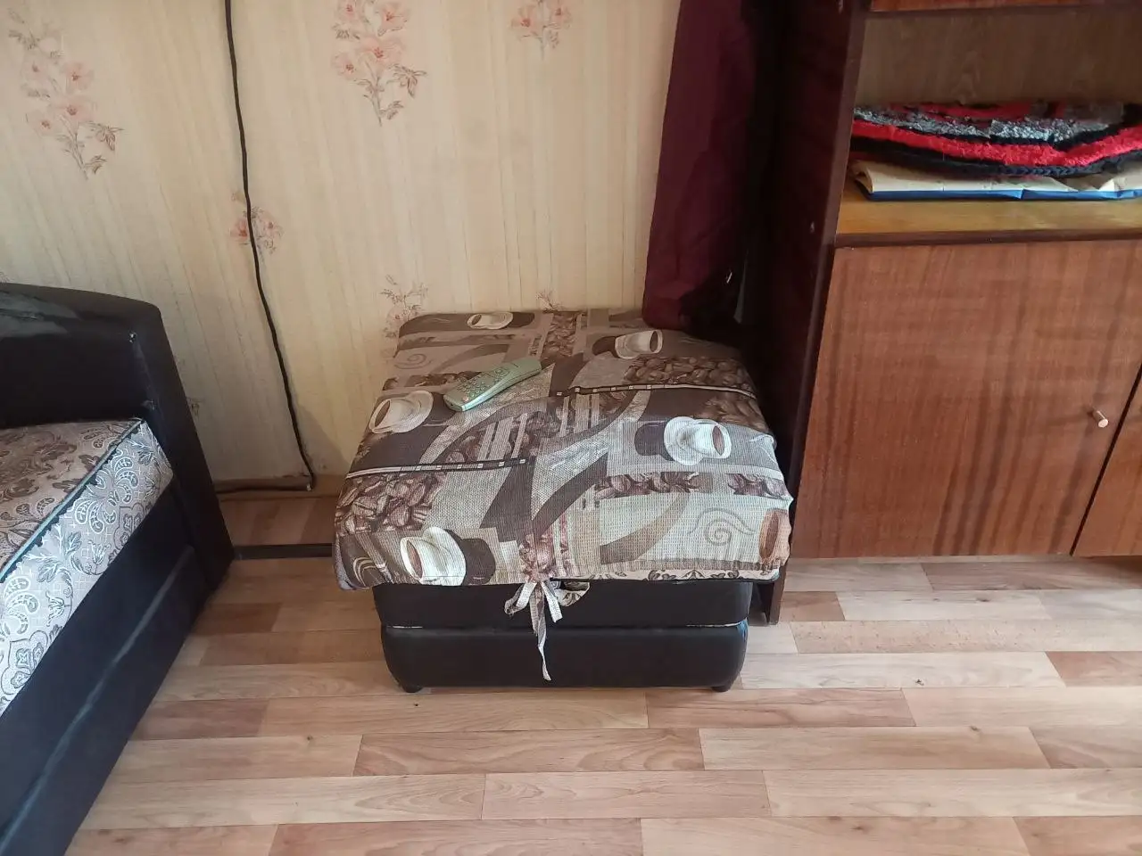 Отдам бесплатно кресло, диван, пуфик - Барахолка в Екатеринбург