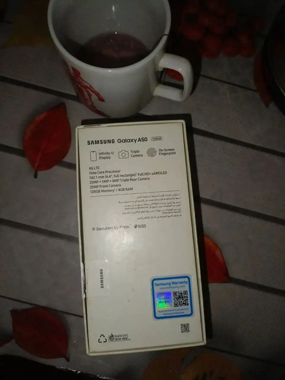 Samsung Galaxy A50 4/128GB, трещины на экране - Мобильные телефоны (Электроника) в Екатеринбург