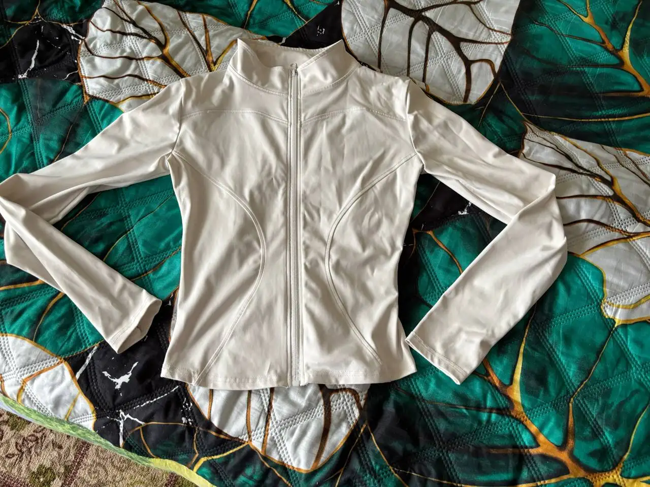 Продам вещи б/у: купальный топ, кофту и штаны - Женская одежда (Одежда) в Екатеринбург