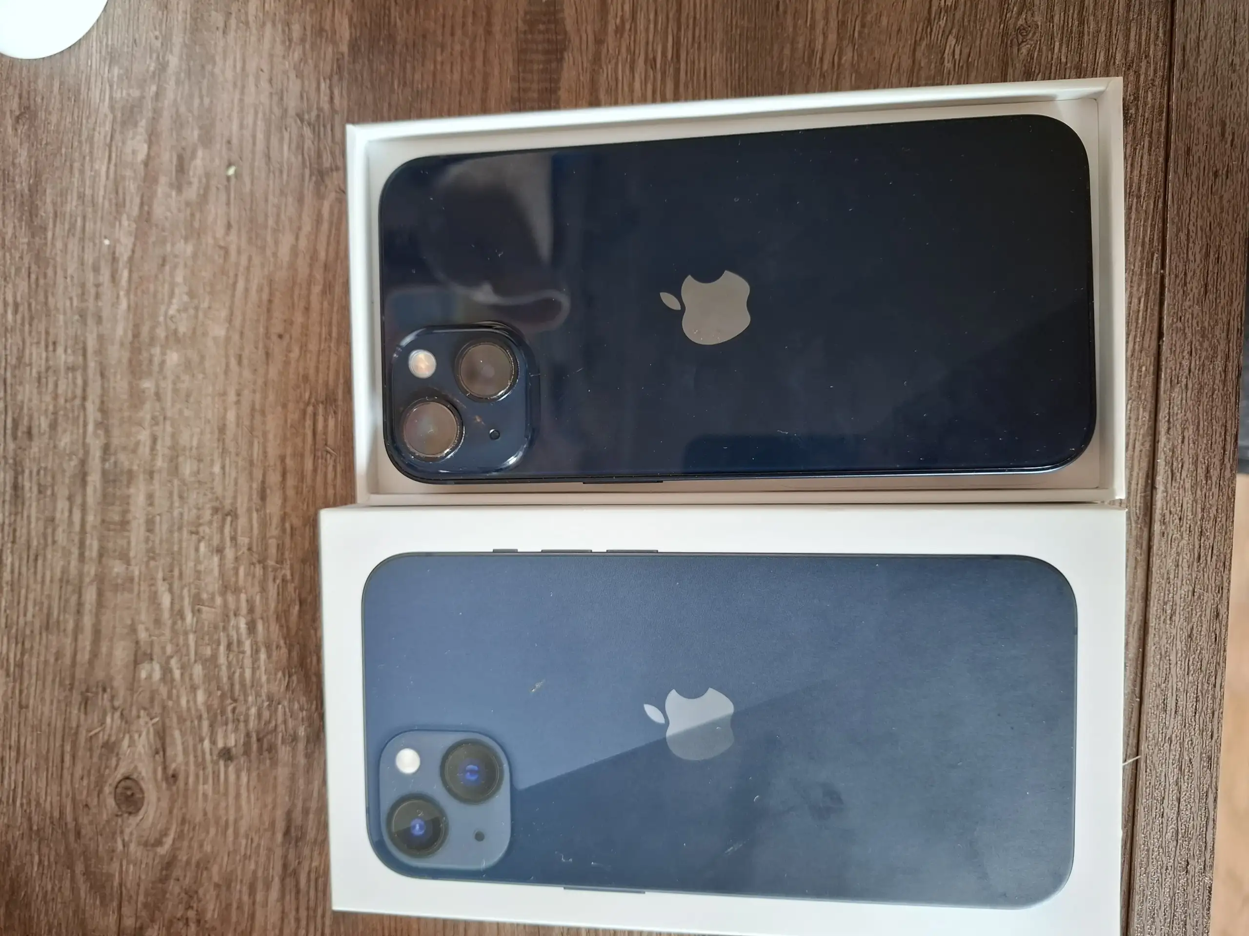 Продам iPhone 13 128 ГБ с небольшим сколом - Смартфоны и телефоны (Электроника) в Екатеринбург