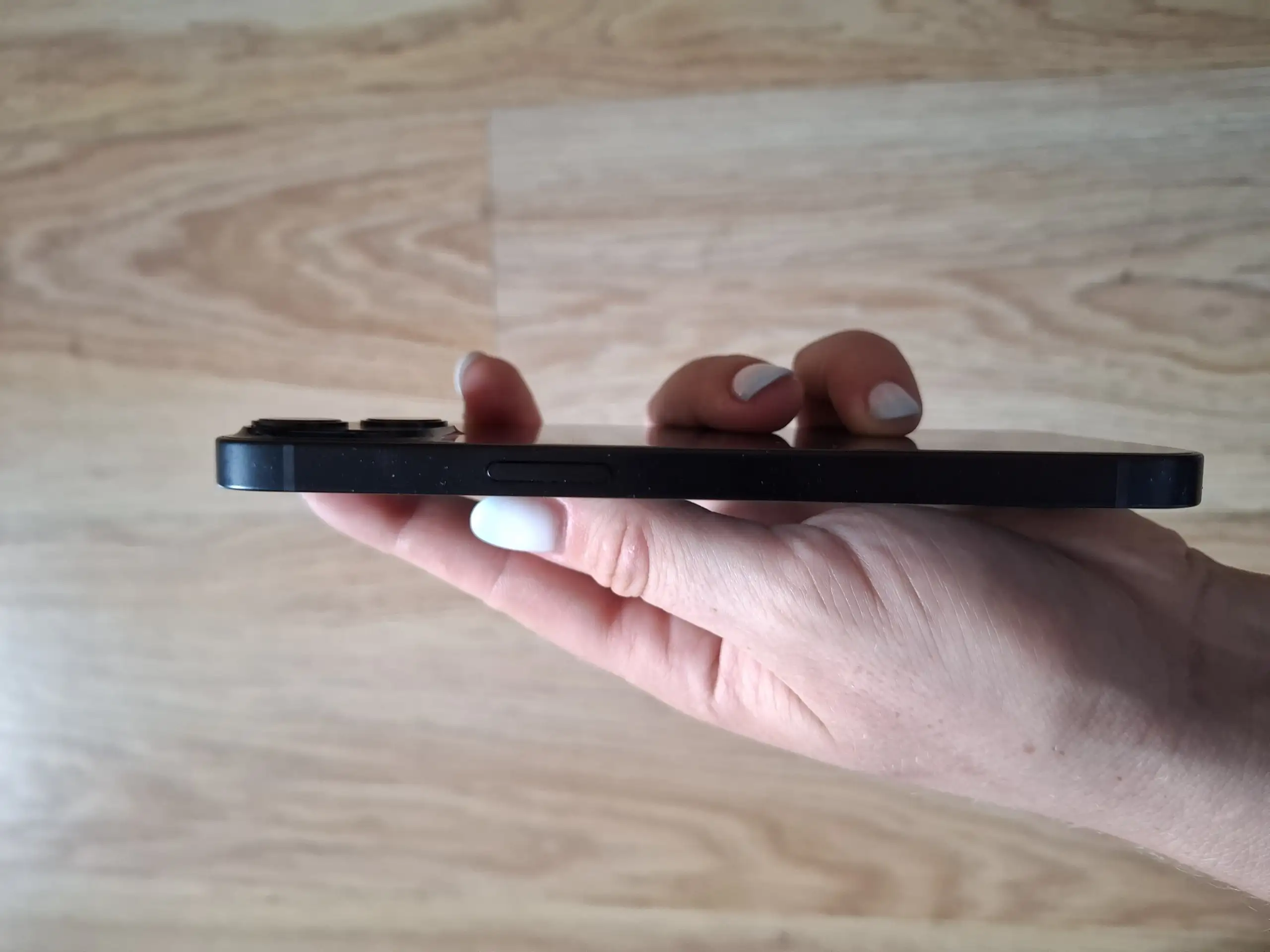 Продам iPhone 13 128 ГБ с небольшим сколом - Смартфоны и телефоны (Электроника) в Екатеринбург