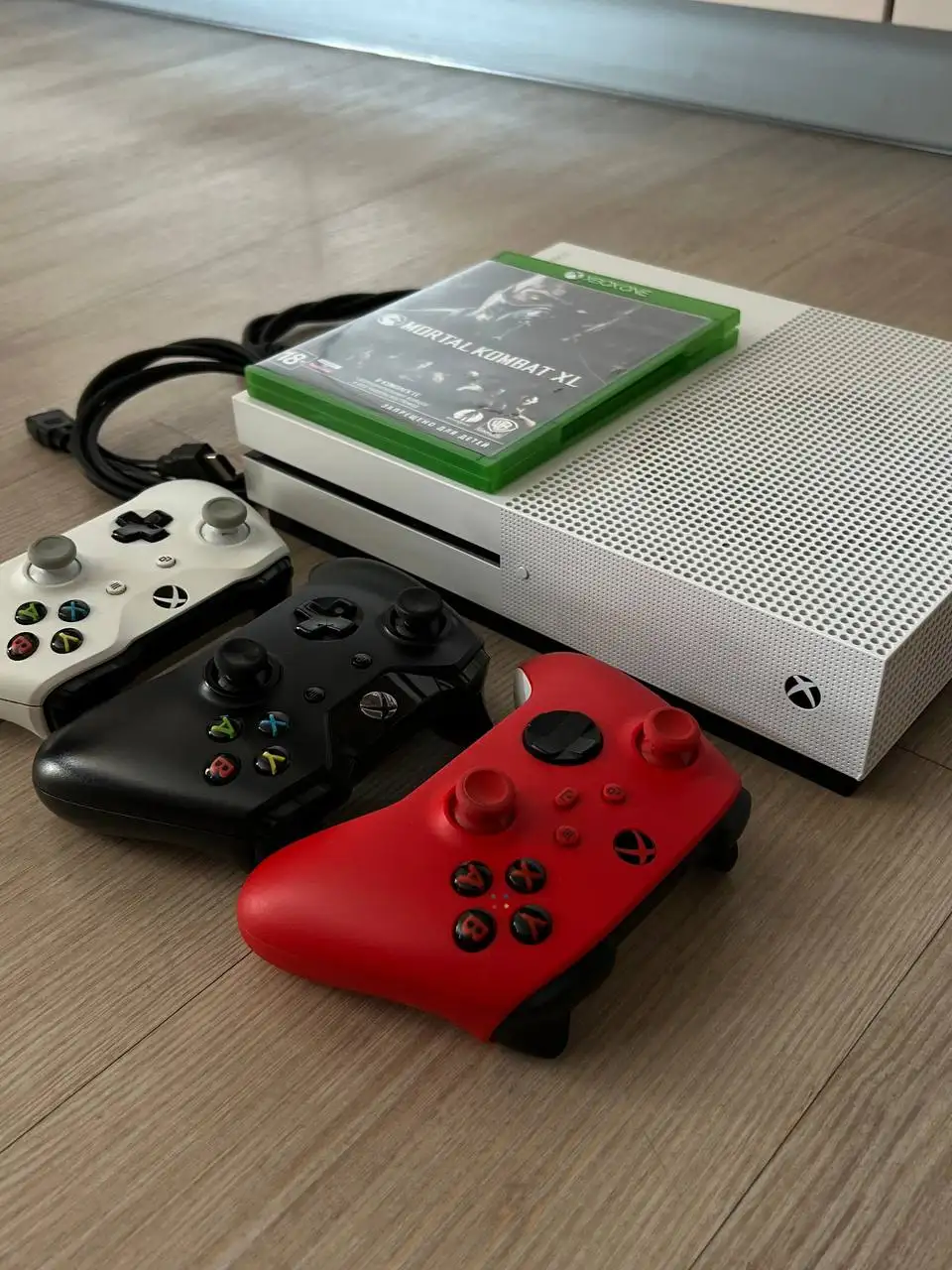 Xbox One S 1TB с тремя геймпадами и играми - Игровые приставки (Электроника) в Екатеринбург