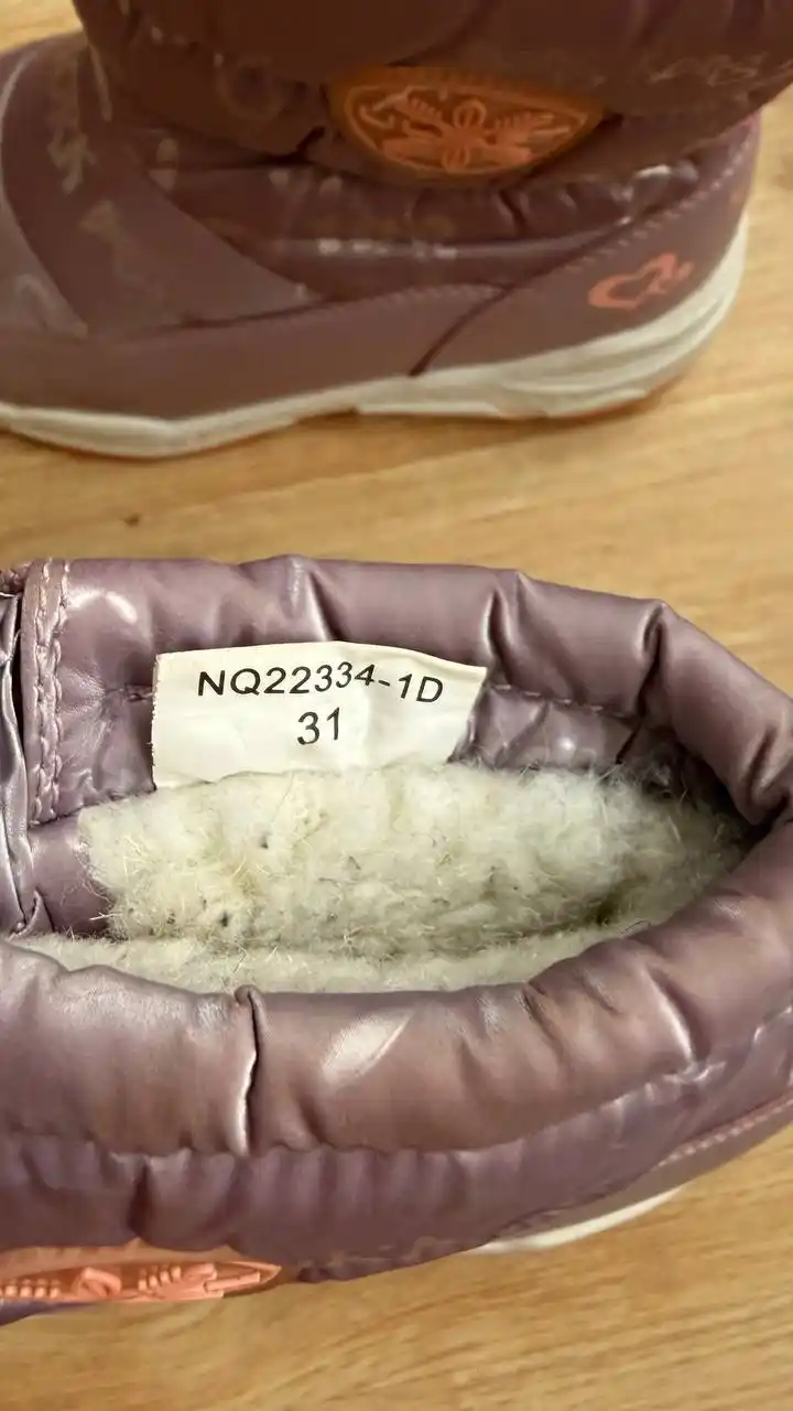 Продам зимние сапожки с шипами