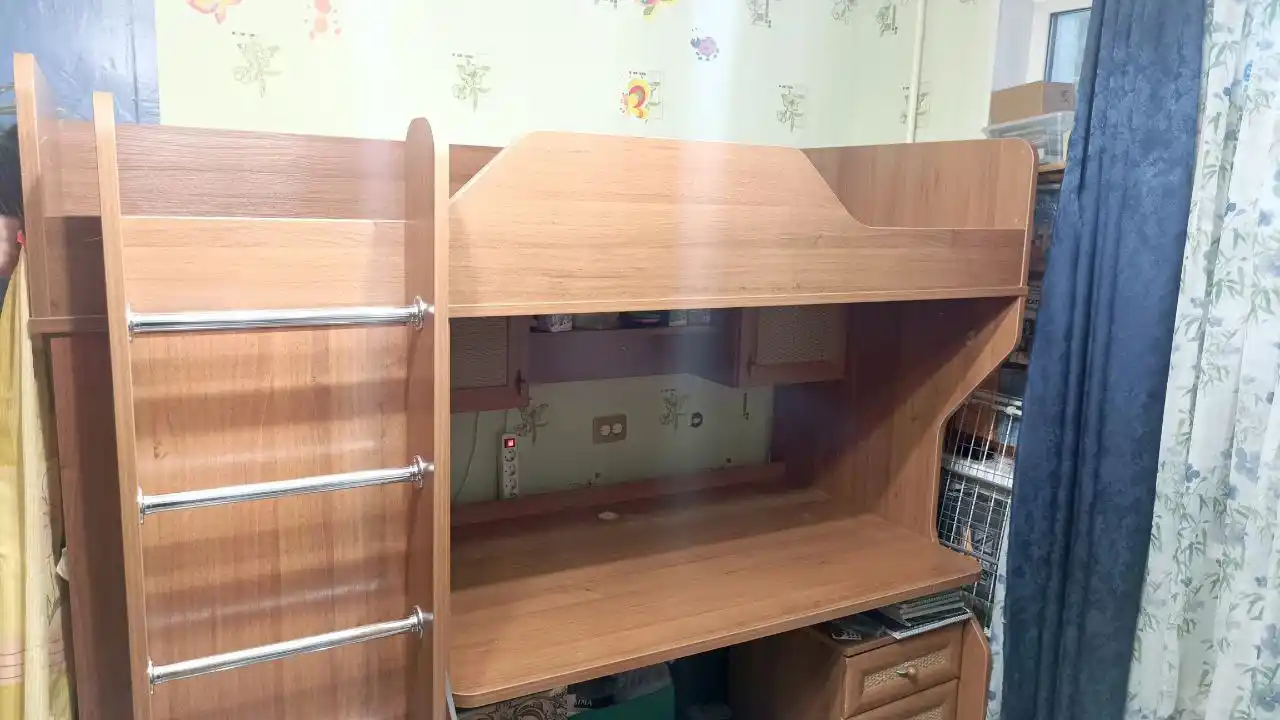 Кровать-чердак с рабочим местом и шкафом