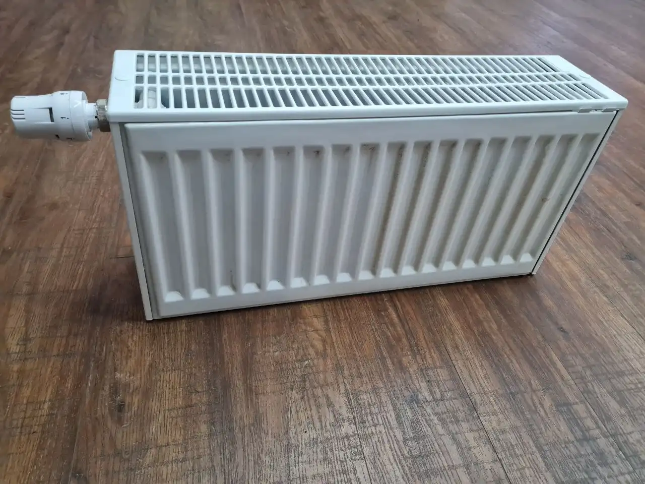 Продам радиатор с нижним подключением