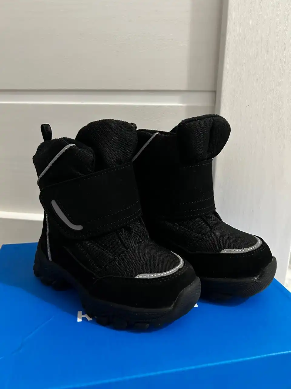 Продам зимние ботинки Котофей и детскую одежду