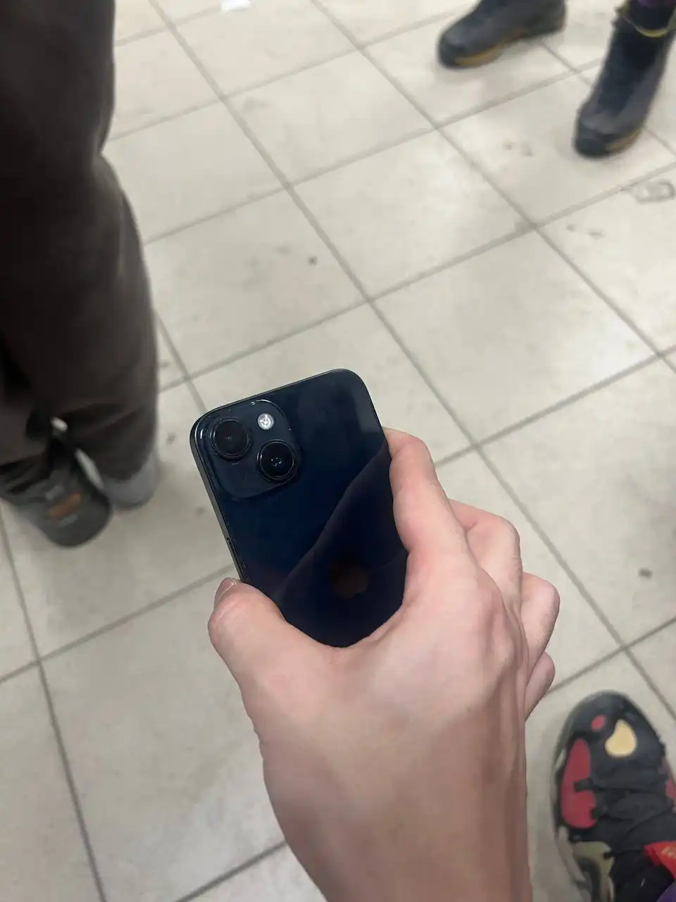 iPhone 14 с АКБ 85% и сколом