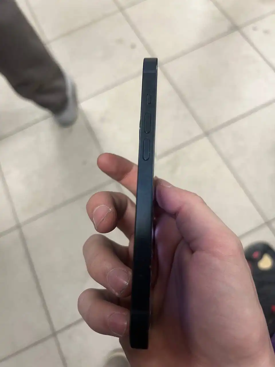 iPhone 14 с АКБ 85% и сколом