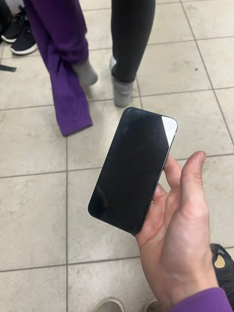 iPhone 14 с АКБ 85% и сколом