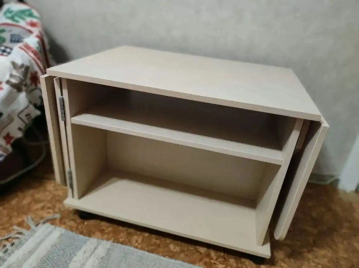 Продажа журнального столика из светлого дерева