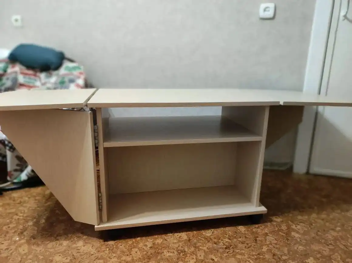 Продажа журнального столика из светлого дерева