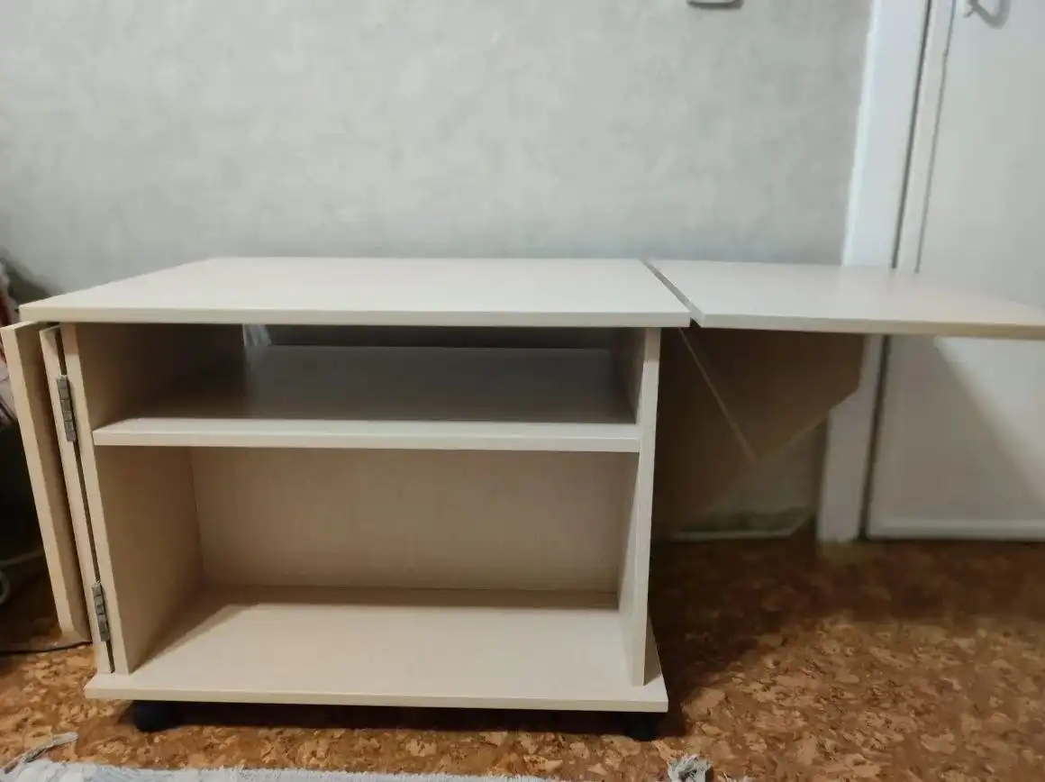 Продажа журнального столика из светлого дерева