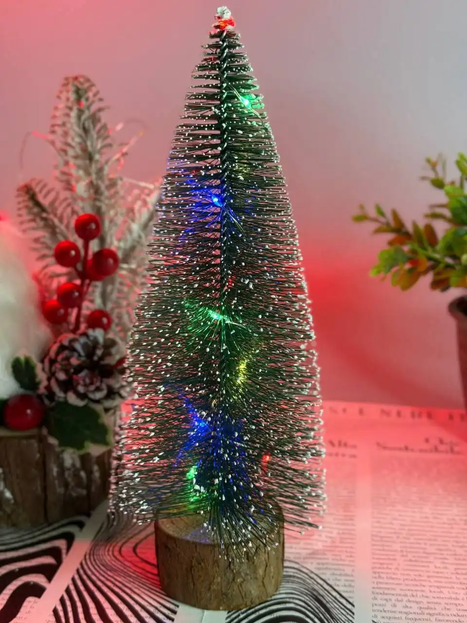 Мини-ёлка с гирляндой для украшения рабочего места