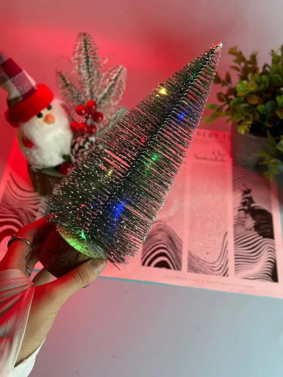 Мини-ёлка с гирляндой для украшения рабочего места