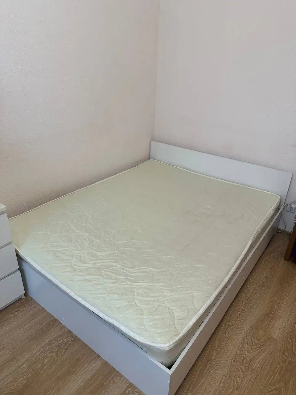 Продажа мебели при переезде: кровать с матрасом, комод, стол