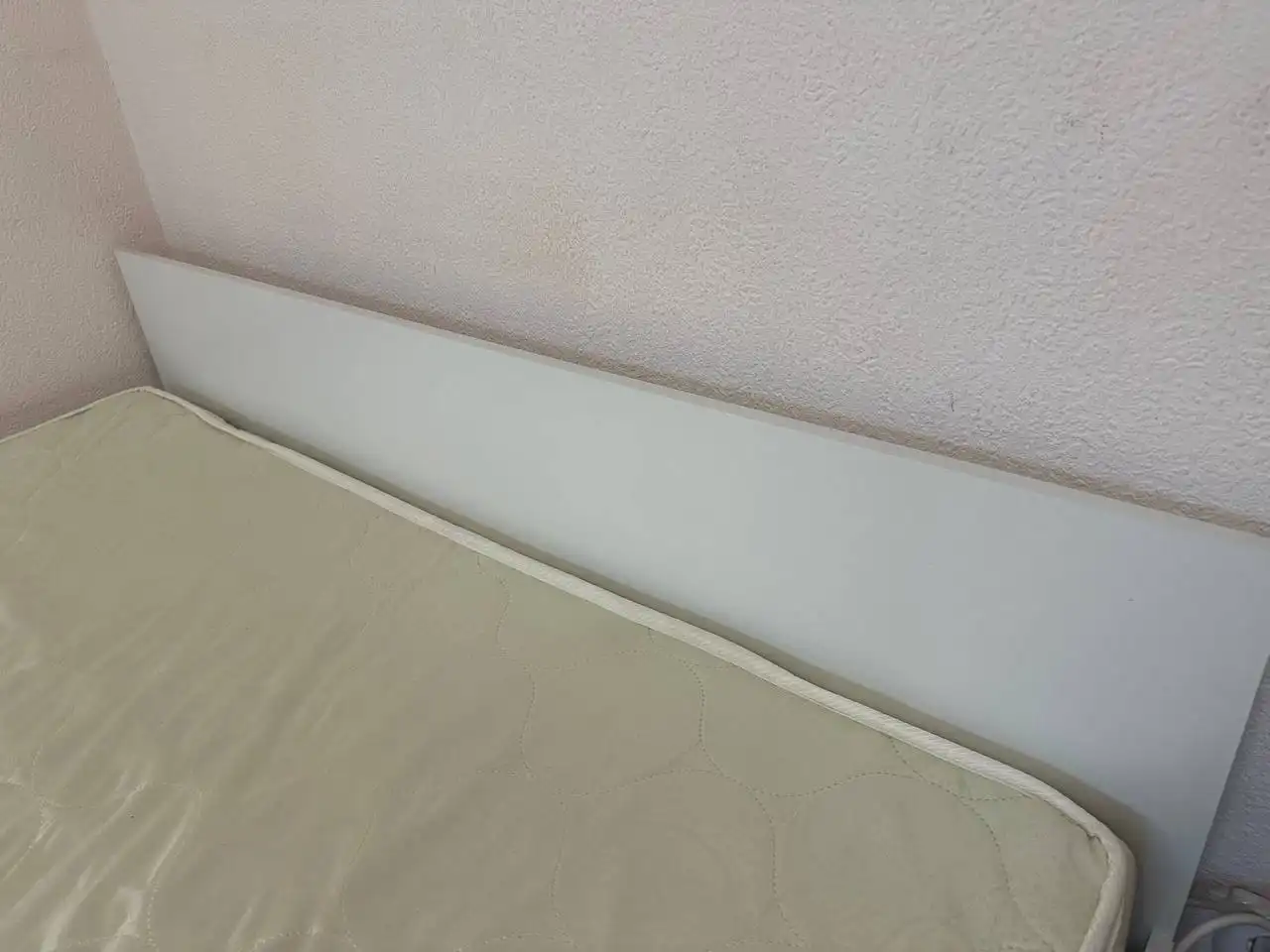 Продажа мебели при переезде: кровать с матрасом, комод, стол