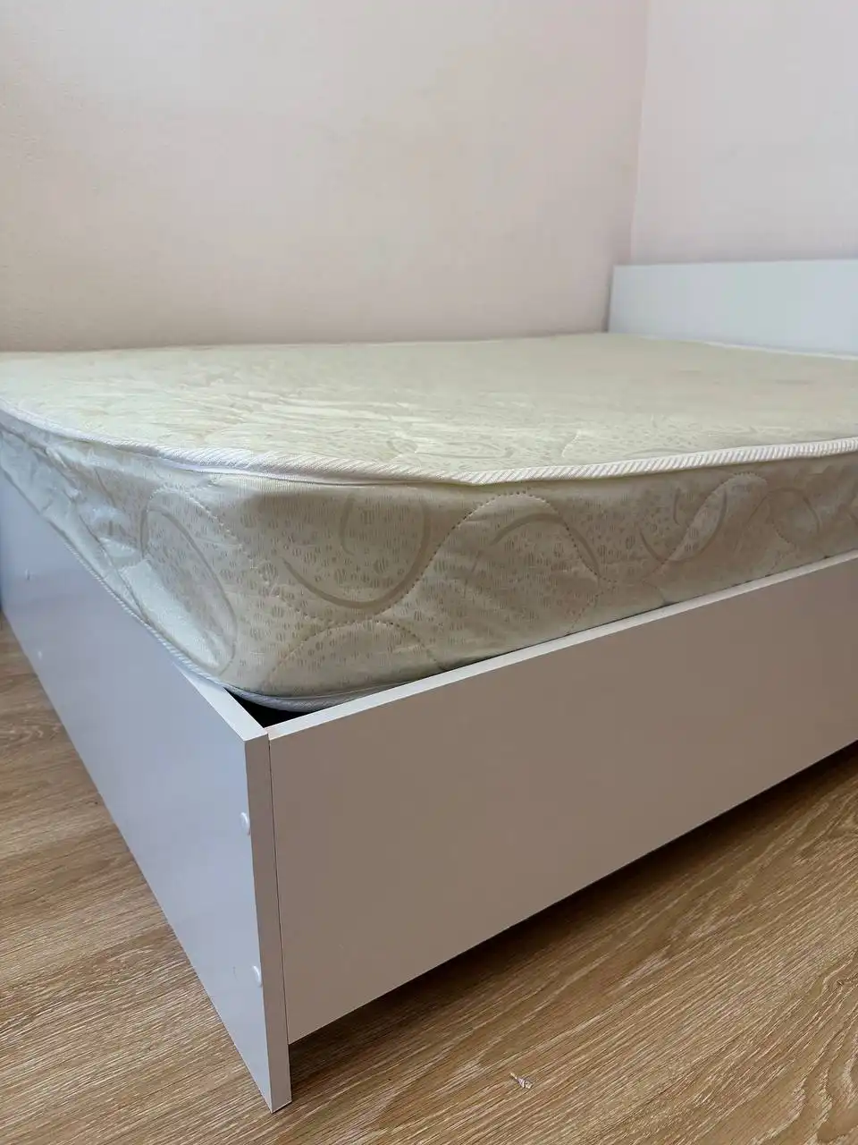 Продажа мебели при переезде: кровать с матрасом, комод, стол