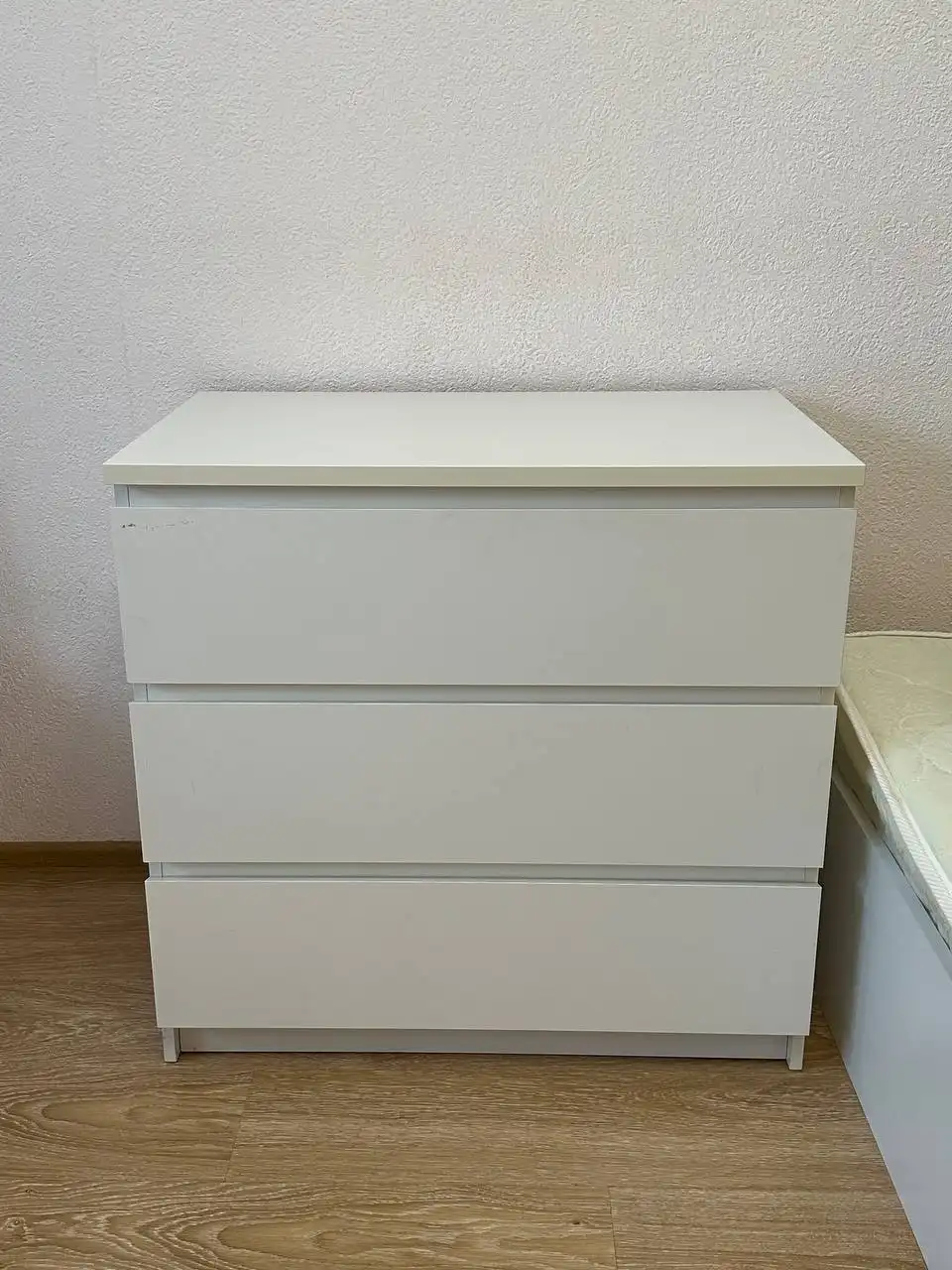 Продажа мебели при переезде: кровать с матрасом, комод, стол