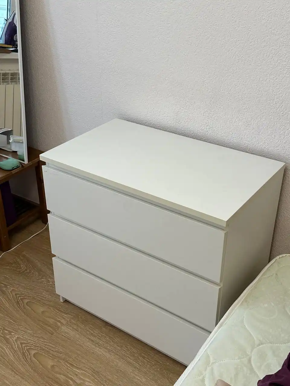 Продажа мебели при переезде: кровать с матрасом, комод, стол