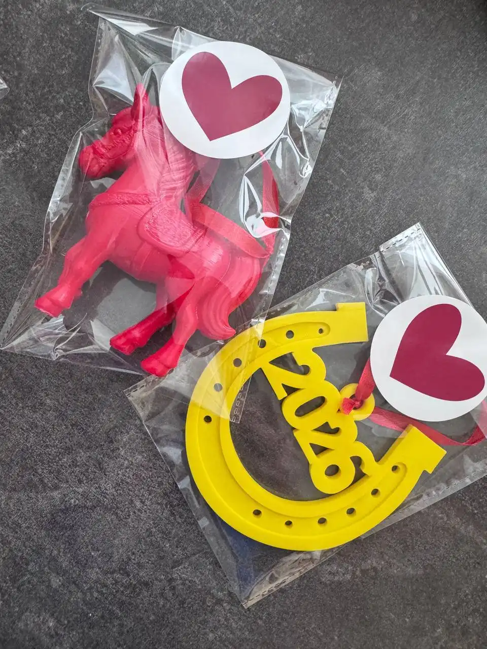 Игрушки на елку и статуэтка красного коня