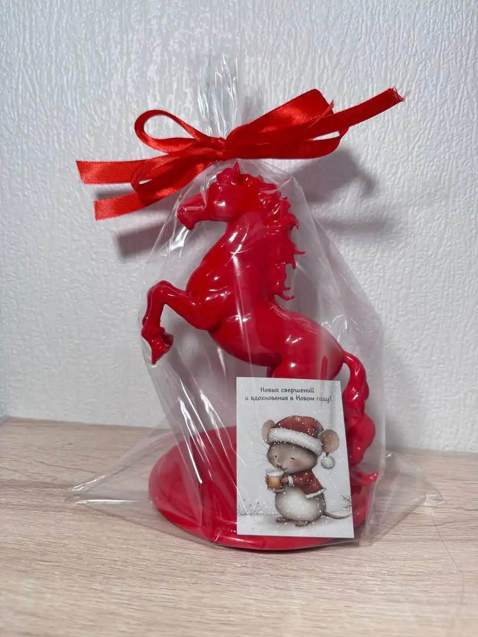 Игрушки на елку и статуэтка красного коня