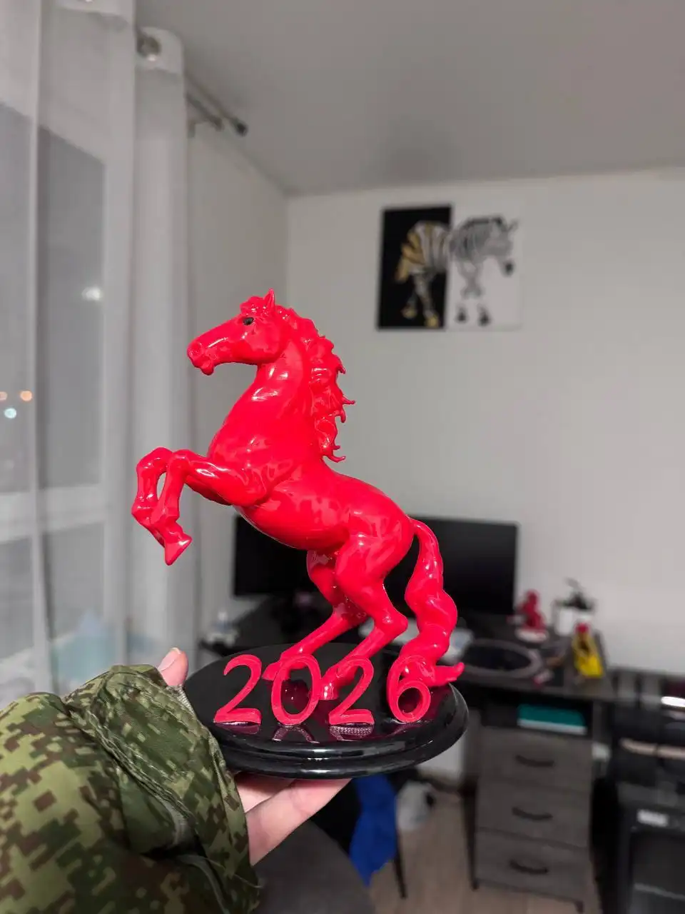 Игрушки на елку и статуэтка красного коня