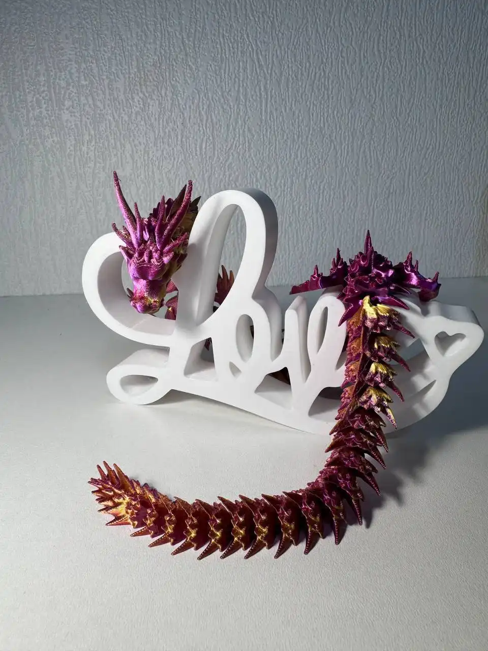 Игрушки на елку и статуэтка красного коня